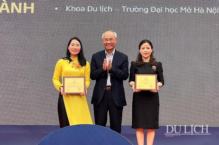 Trao Bằng khen và Kỷ niệm chương cho Vietnam Airlines và Khoa Du lịch Trường Đại học Mở Hà Nội (ảnh: Anh Tú)
